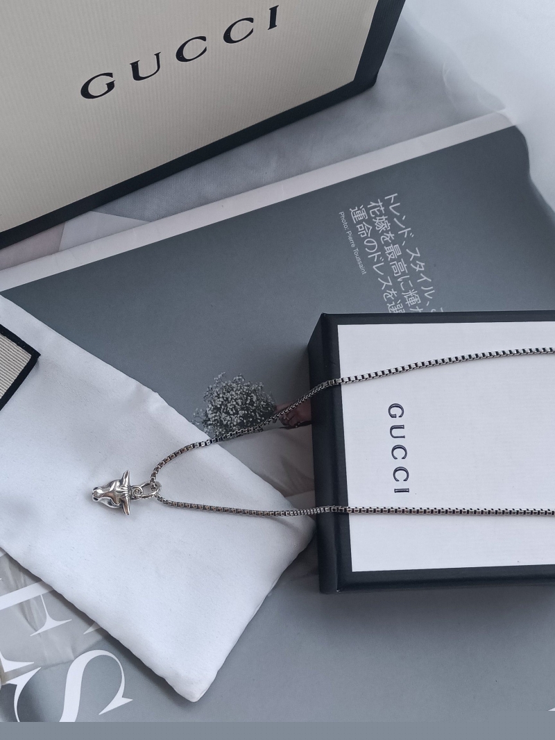 G*u*i necklaces